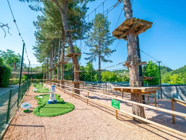 Boomklimparcours bij Roan camping hu Norcenni Girasole village.