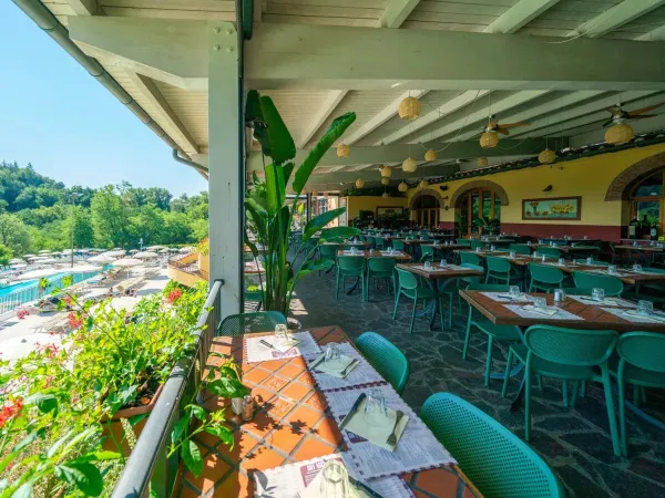 Overzicht zwembad vanaf het balkon van het restaurant op Roan camping hu Norcenni Girasole village.
