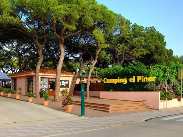 De ingang van Roan camping El Pinar.
