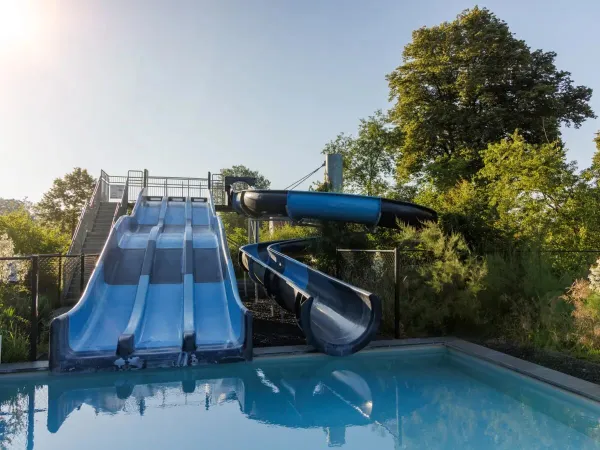Overzicht glijbanen buitenzwembad bij Roan camping De Twee Bruggen.