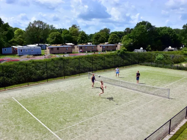 Tennis of voetbaltennis spelen op Roan camping de Twee Bruggen.