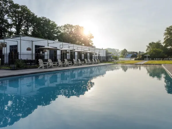 Overzicht van het verwarmde zwembad bij bistro 'Bij Rijck' op Roan camping de Twee Bruggen.