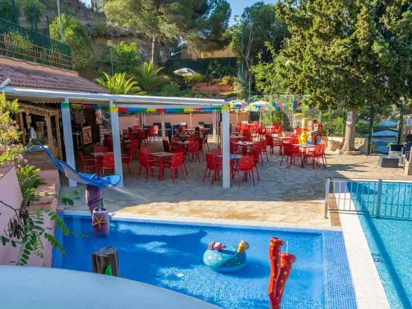 Het terras van Roan camping Cala Canyelles.