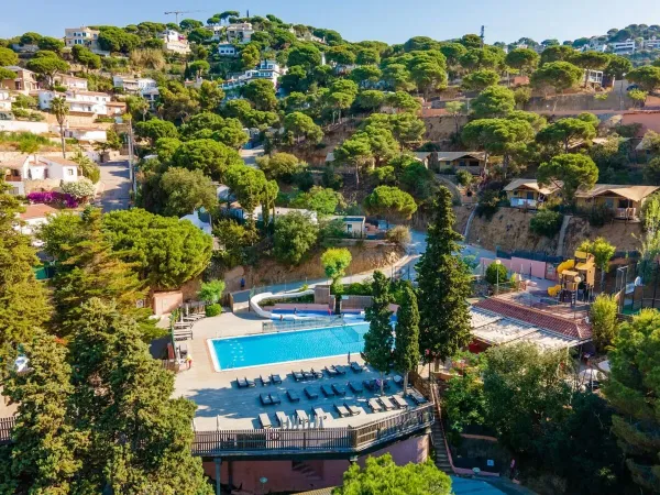 Overzicht zwembad en accommodaties van Roan camping Cala Canyelles.