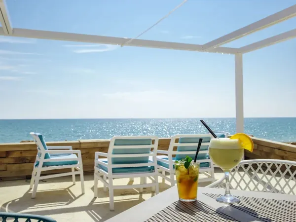 Terras met uitzicht op zee op Roan camping Alannia Els Prats.