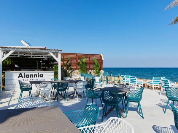 De beachbar met zeezicht op Roan camping Alannia Els Prats.