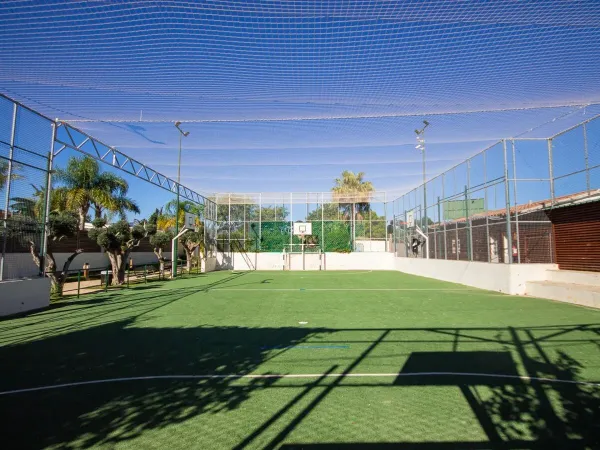 Het sportveld op Roan camping Alannia Els Prats.