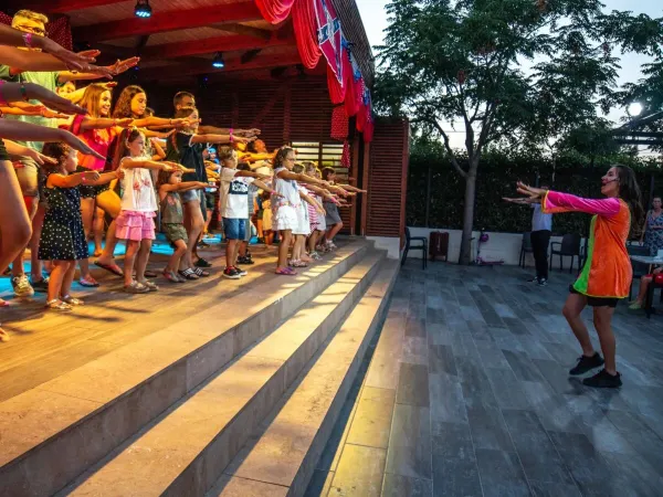 Dansende kinderen met de animatie op Roan camping Alannia Els Prats.