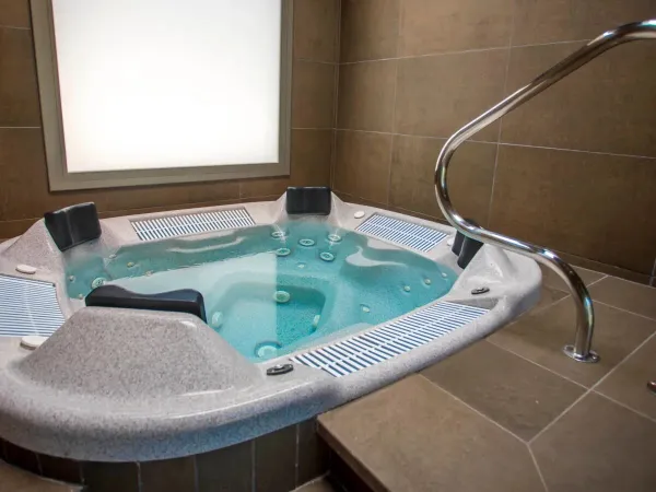 De whirlpool in de spa op Roan camping Alannia Els Prats.