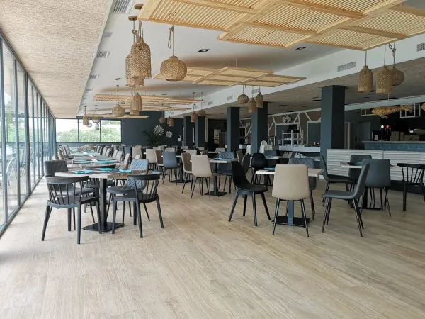 Het binnen gedeelte van het restaurant op Roan camping Alannia Els Prats.