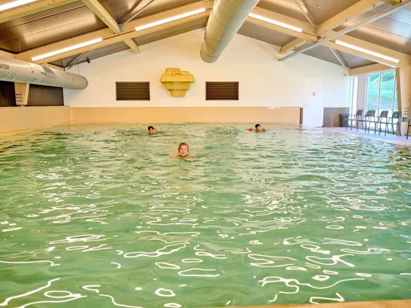 Overdekt en verwarmd zwembad Roan camping Marvilla Parks Kaatsheuvel.