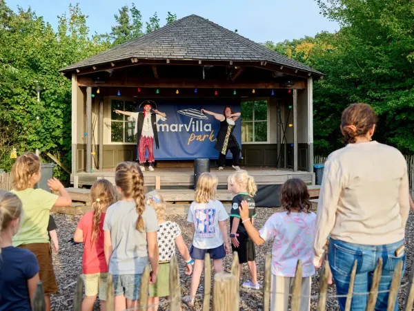 Animatie optreden met kinderen bij het podium van Roan camping Marvilla Parks Kaatsheuvel.