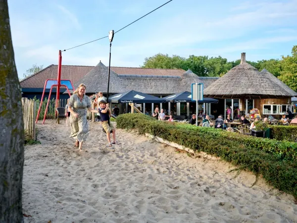 Glijden van de kabelbaan in de speeltuin op Roan camping Marvilla Parks Kaatsheuvel.
