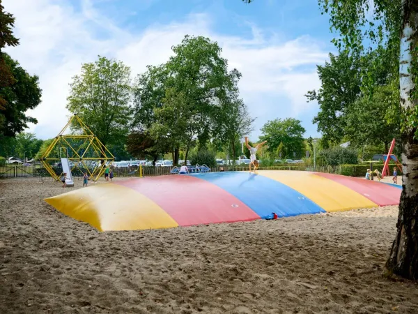 Kunstjes doen op de air trampoline op Roan camping Marvilla Parks Kaatsheuvel.