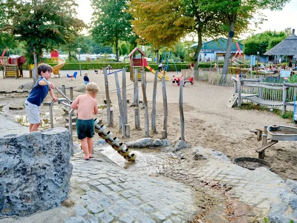 In de zomer spelen met water in de speeltuin van Roan camping Marvilla Parks Kaatsheuvel.