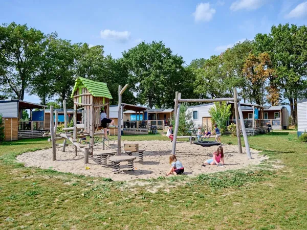 De speeltuin grenst direct aan de Roan accommodaties op Roan camping Marvilla Parks Kaatsheuvel.