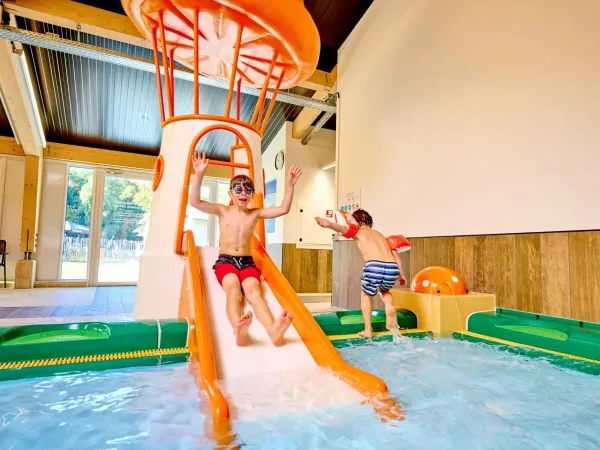 Glijbaantje in het peuterbad op Roan camping Marvilla Parks Kaatsheuvel.