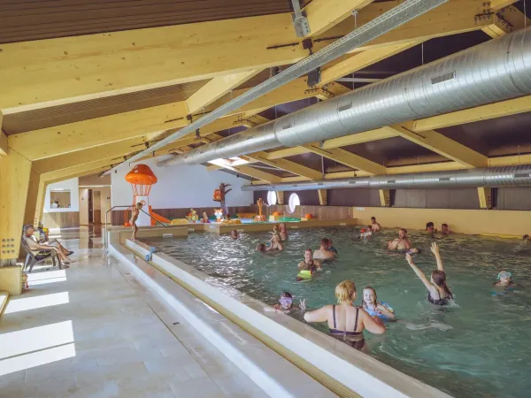 Verwarmd binnenzwembad op Roan camping Marvilla Parks Kaatsheuvel.