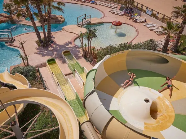 Meerdere leuke glijbanen met tornado glijbaan op Roan camping Le Petit Mousse.