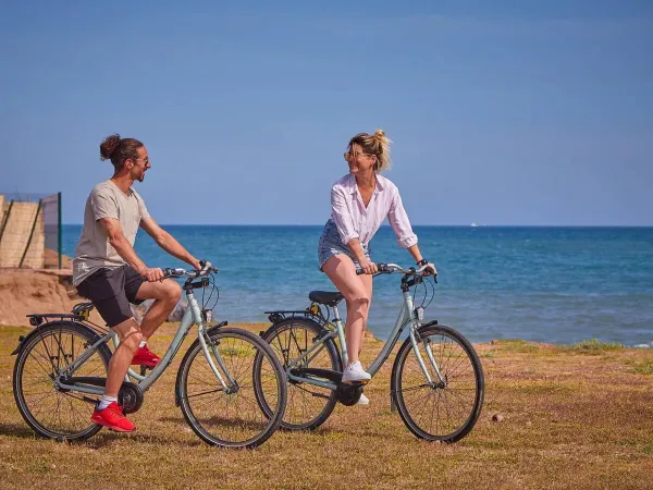 Fietsend de omgeving verkennen van Roan camping Le Petit Mousse.