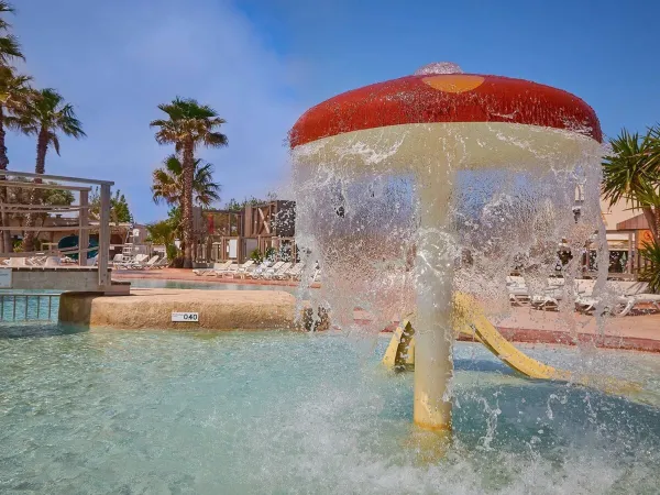 Paddenstoelensproeier in het kinderbad op Roan camping Le Petit Mousse.