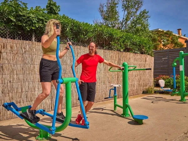 Buiten fitness op Roan camping Le Petit Mousse.