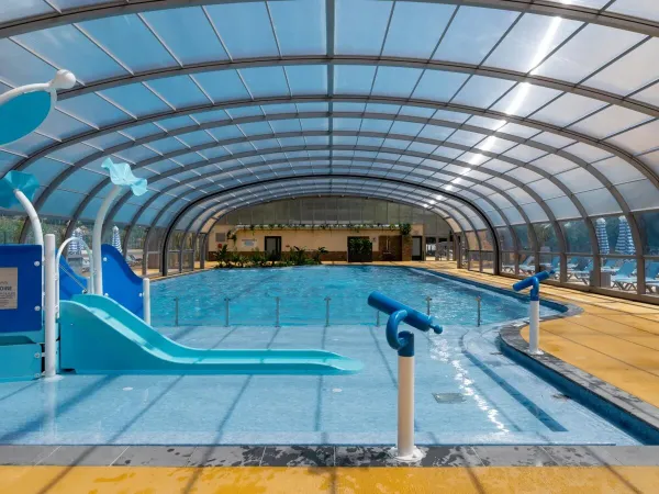 Zwembad met glijbaantje voor de kleinste op Roan camping Le Lac des Vieilles Forges.