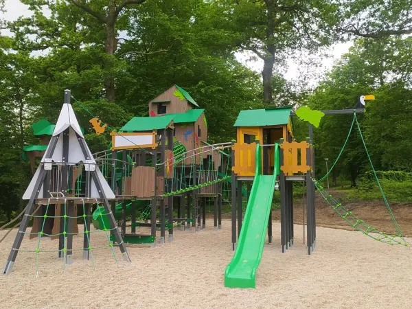 Een leuke speeltuin met glijbaan op Roan camping Le Lac des Vieilles Forges.