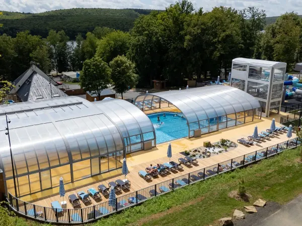 Het zwembad en glijbanen van Le Lac des Vieilles Forges.