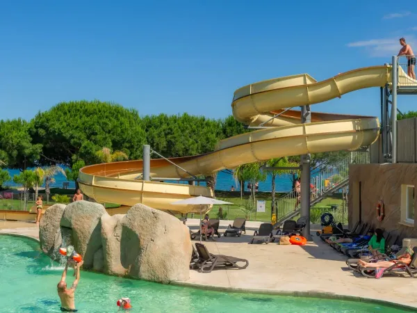 De leuke waterglijbaan op Roan camping Arinella Bianca.