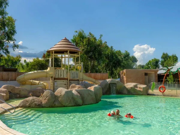 Vader en kindjes zwemmen in het zwembad op Roan camping Arinella Bianca.