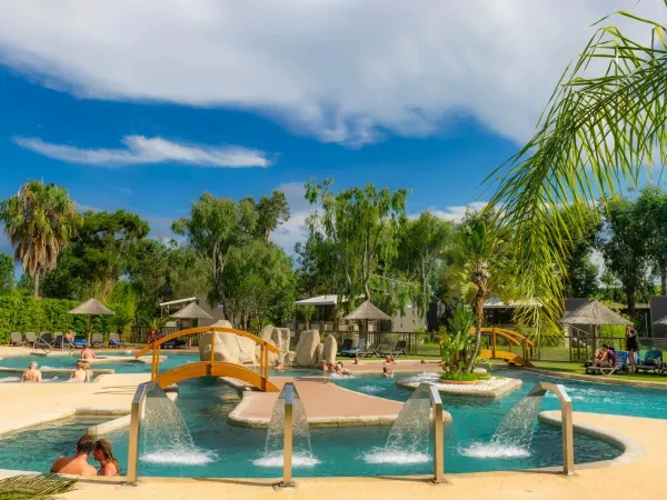 Mensen genieten in de spazone op Roan camping Arinella Bianca.