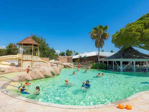 Een gedeelte van het zwembad op Roan camping Arinella Bianca.