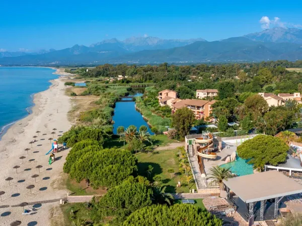 Overzichtsfoto van Roan camping Arinella Bianca op Corsica.