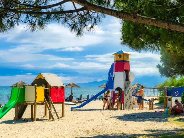 Speeltuin op het strand op Roan camping Arinella Bianca.