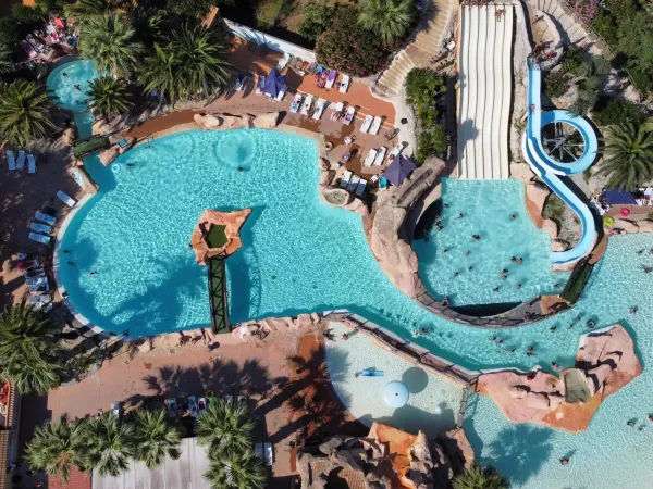 Bovenaanzicht van het zwembad op Roan camping Les Sables d'Or.