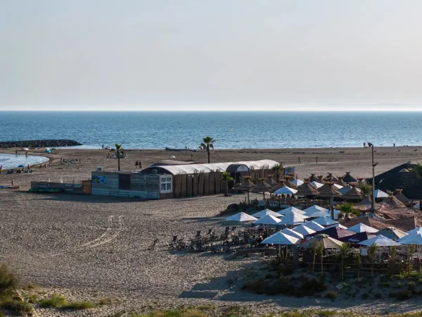 Het strand met bar op Roan camping Les Sables d'Or.