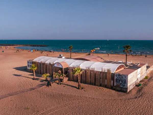 Overzicht van het strand en zee op Roan camping Les Sables d'Or.
