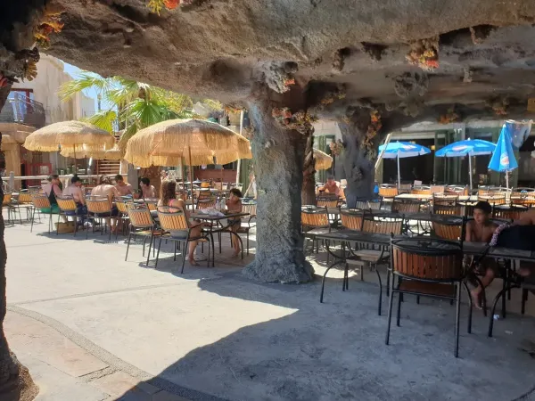 Gezellig terras op Roan camping Les Sables d'Or.