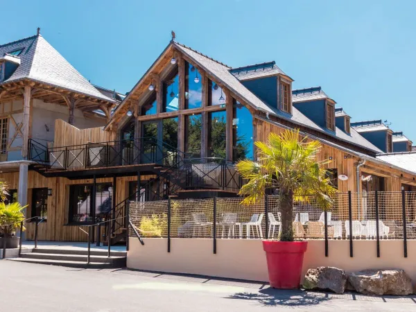 Restaurant met zonnig terras op Roan camping Domaine des Ormes.