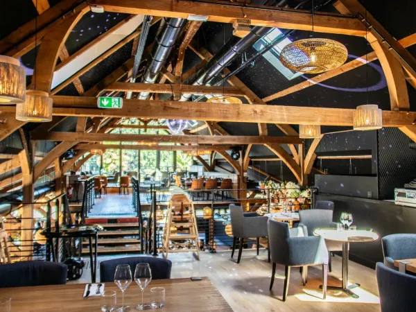 Bovenverdieping van het restaurant op Roan camping Domaine des Ormes.