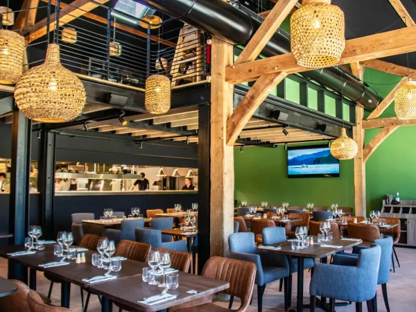 Sfeervol restaurant met open keuken op Roan camping Domaine des Ormes.