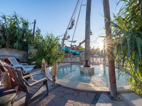 Kinderbadje met loungestoelen op Roan camping Les Sables d'Or.