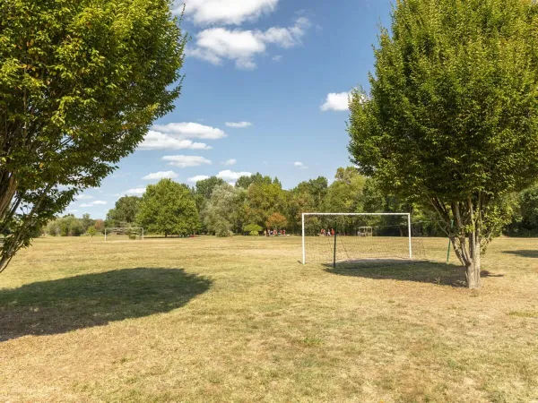 Voetballen op Roan camping Domaine de la Brèche.