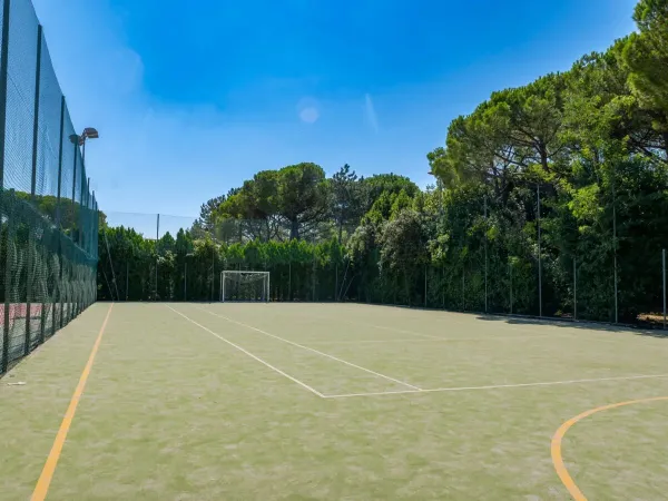 Voetbal en sportveld op Roan camping Marina Julia Camping Village.