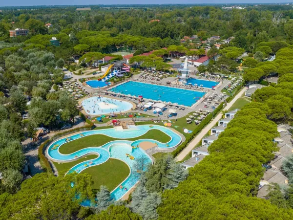 Overzicht van de zwembaden op Roan camping Marina Julia Camping Village.