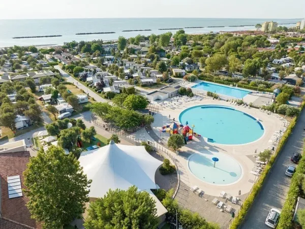 Bovenaanzicht van het zwembadencomplex  op camping Vigna sul Mar.