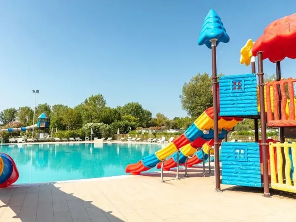 De kleurrijke kinderglijbaantje aan het kinderbad op camping Vigna sul Mar.