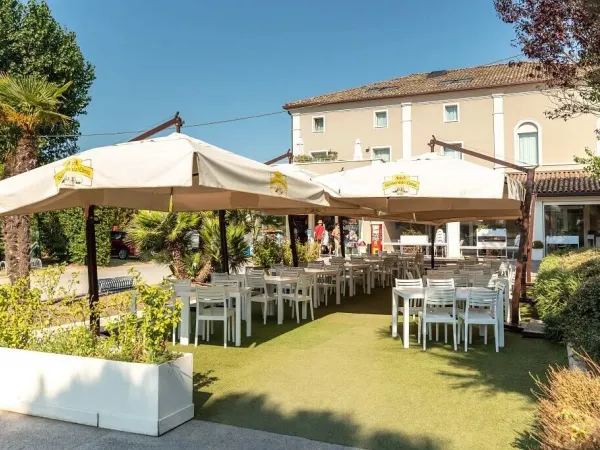 Het buiten terras van het restaurant van camping Vigna sul Mar.
