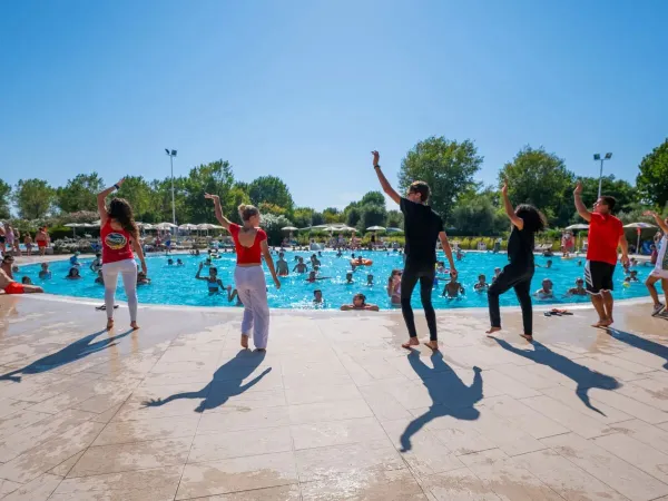 Het animatieteam dat vol enthousiasme aquarobics geeft aan de gasten.